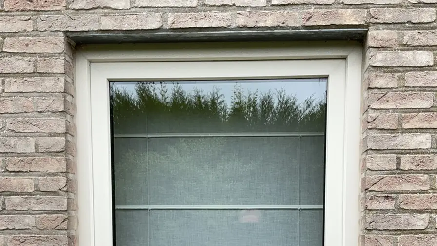 PVC-raam met verouderde folie vóór ontmanteling en herafwerking