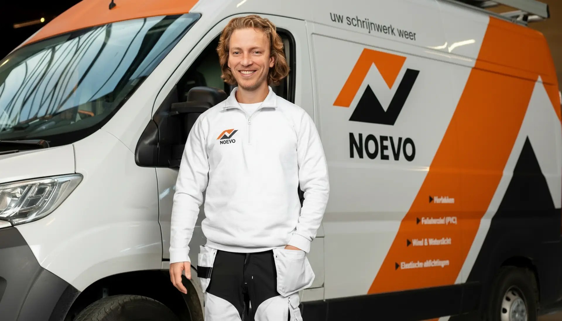 Vakman van Noevo aan het werk: herlakken en herstellen van ramen en deuren